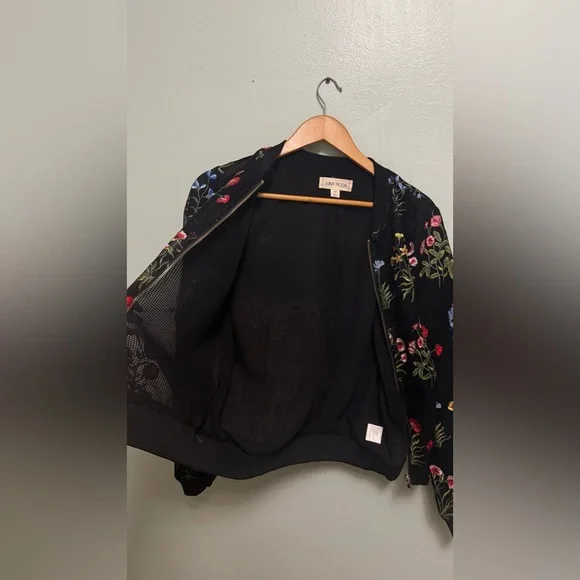 Elegant Black Floral Bomber Jacket - Picture 6 of 10